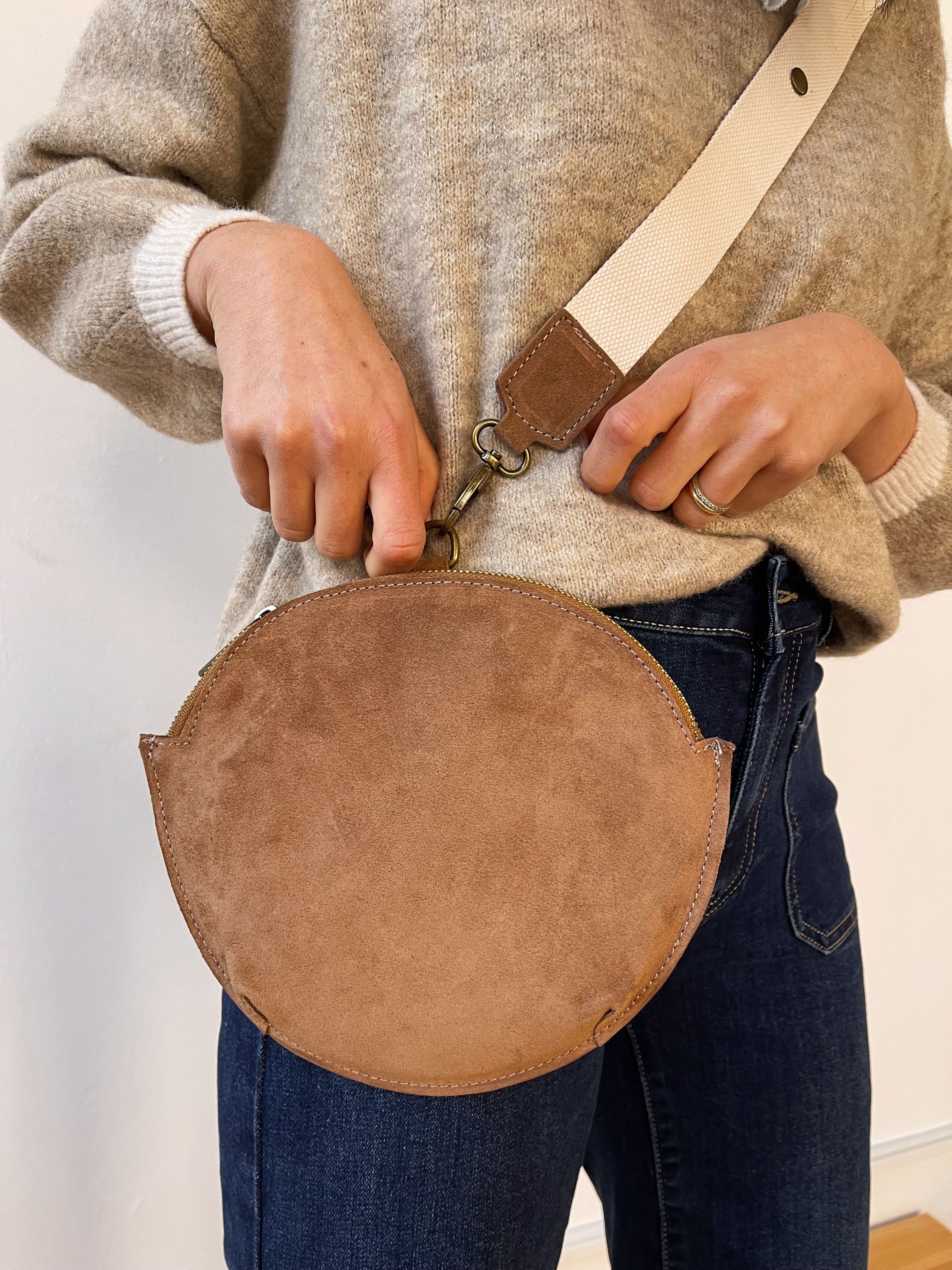 Bandolera Macarena Ante Beige - Image 4