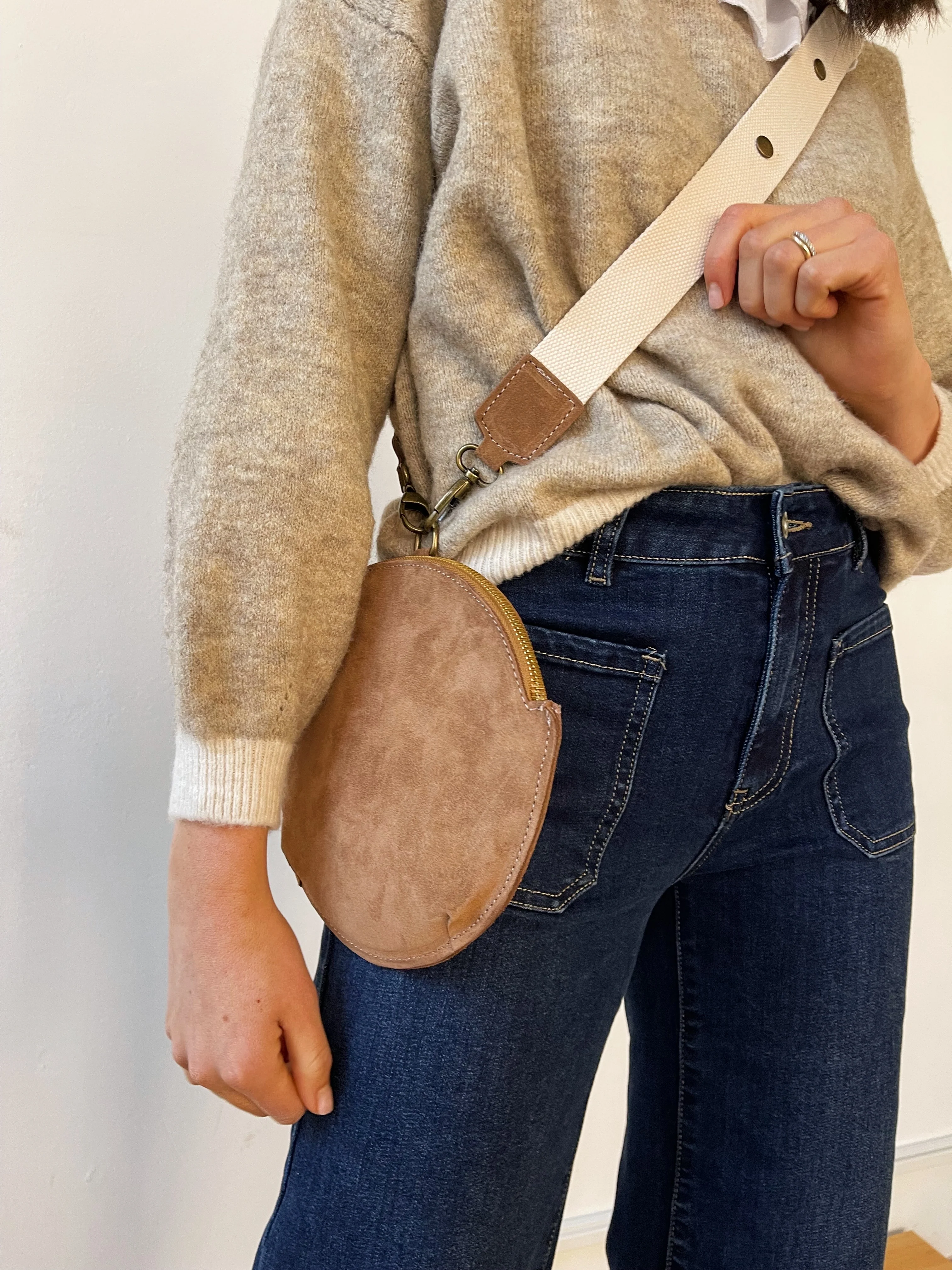 Bandolera Macarena Ante Beige - Image 8